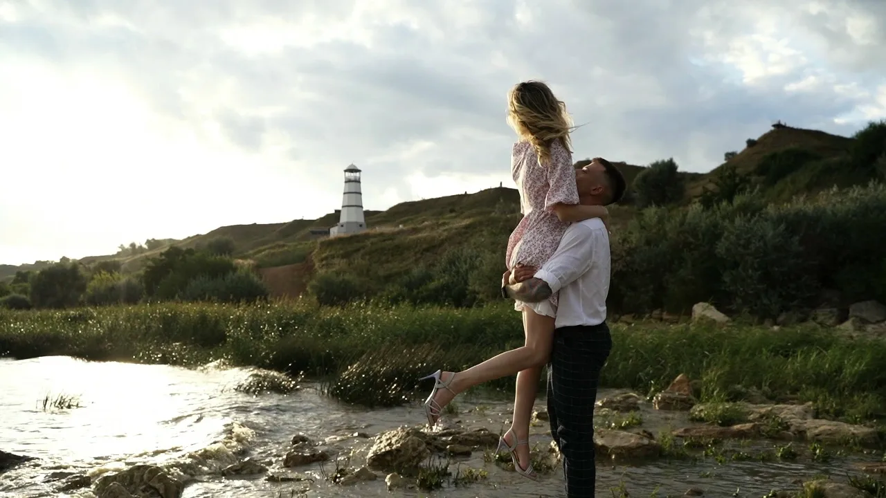 Пара гуляет по набережной — кадр из Love Story